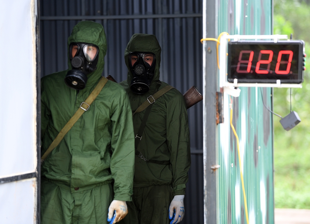 Sau khi mang đủ trang bị các vận động viên vào trong phòng có khí độc không màu, không mùi với thời gian 120 giây